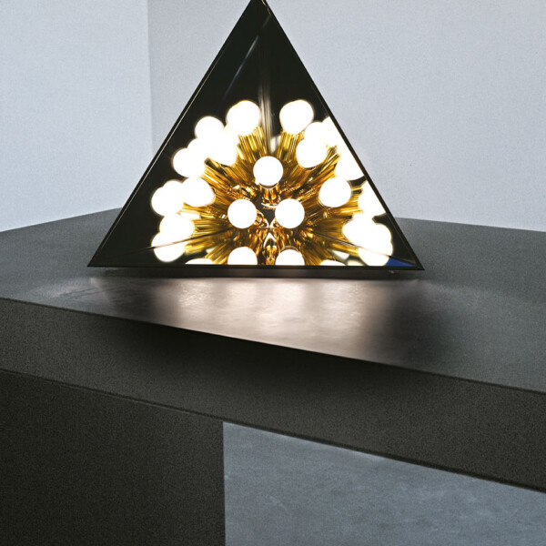 QUANTIQ TABLE LAMP